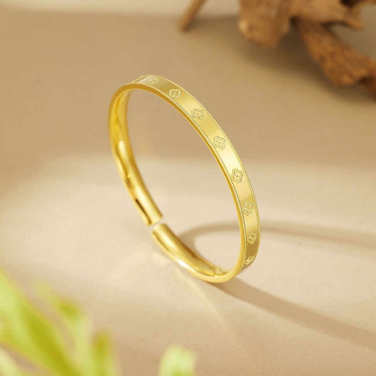 Fashionable and elegant, light luxury, lucky four-leaf clover bracelet, high-end and niche design, the same style as the open bracelet on Xiaohongshu