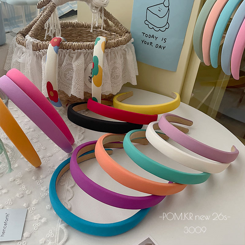 The Korean-style satin solid color daily hairband is versatile and can be worn with an outer hairpin. It's a sweet high-head headband and headwear for girls Application Scenario