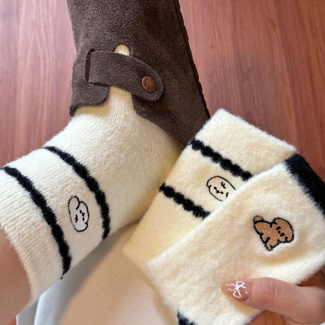 Winter socks for women, thickened with fleece, warm and cold-proof, Korean style Instagram trendy cartoon cute puppy mid-calf socks, postpartum socks Application Scenario