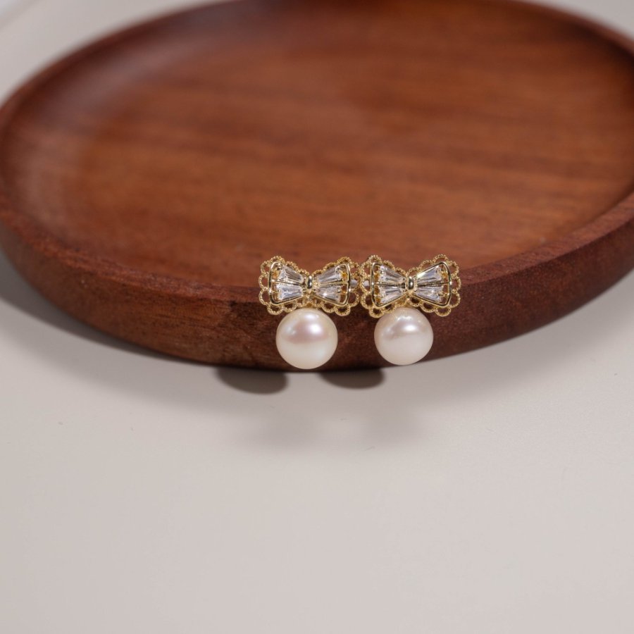 Wholesale of new copper-plated real gold S925 silver needle inlaid freshwater pearl zircon lace cutout fresh and sweet stud earrings full figure
