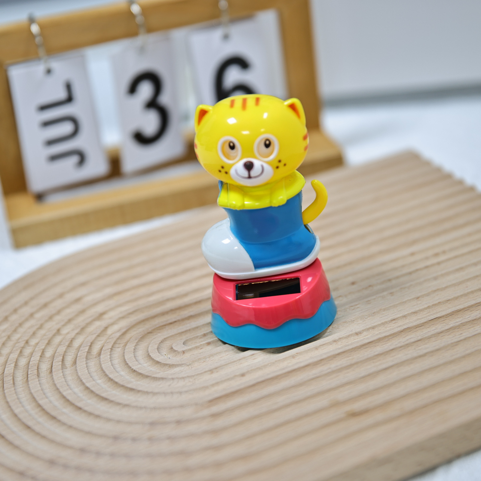 Factory direct sales of car solar automatic rocker, creative and cute animal tiger ornaments and accessories available for wholesale