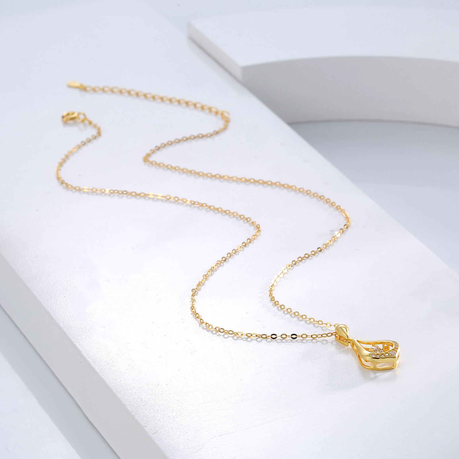 S925 sterling silver water drop dynamic European and American style necklace, British retro collarbone chain for women, high-end pendant manufacturer wholesale Application Scenario