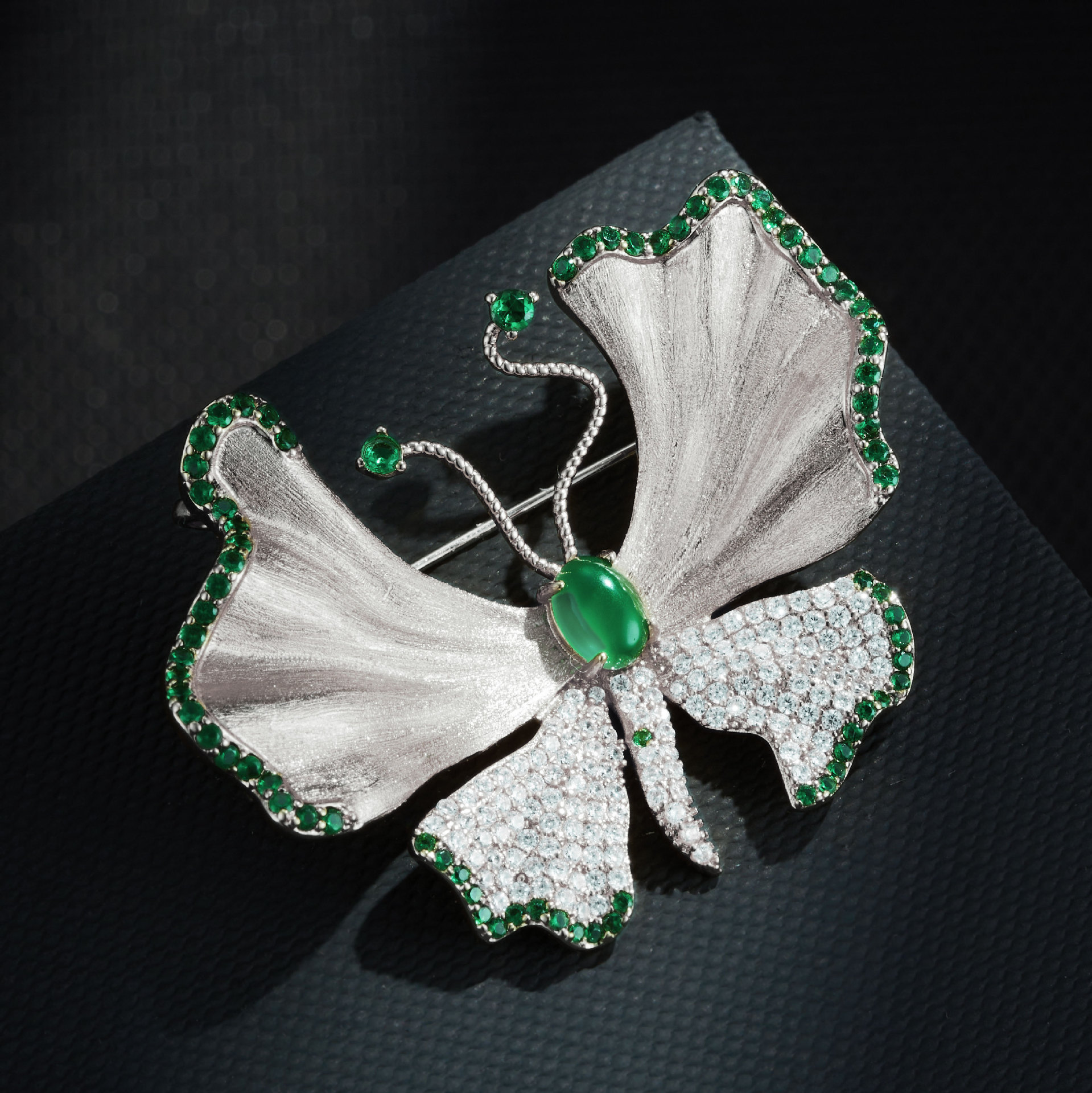 Luz de lujo plata cepillada verde calcedonia broche mariposa aleación de cobre micro zirconitas premium sentido mujer pin suministro directo de fábrica