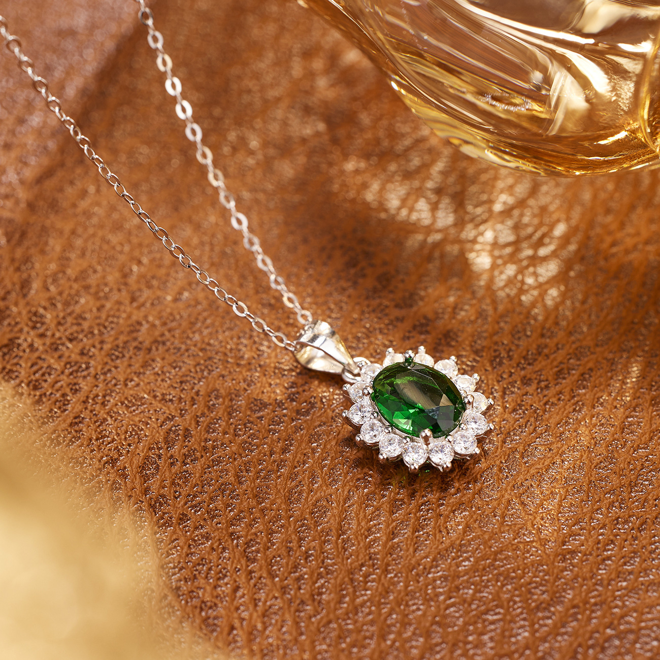 S925 silver-quality emerald jewelry Sunflower Emerald Necklace Women's Light Luxury flower collarbone chain jewelry wholesale Application Scenario