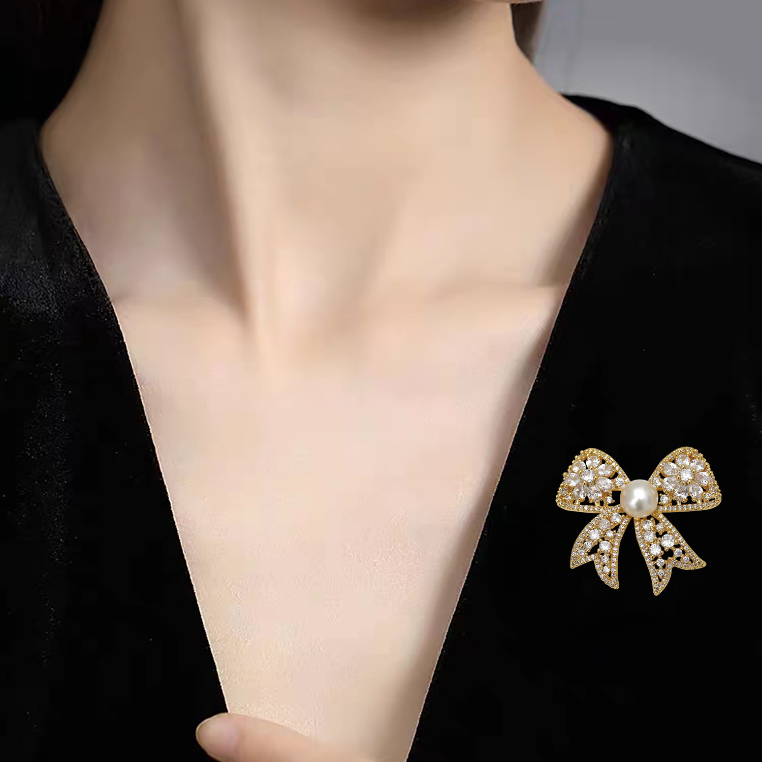 Hyacinth exquisite, high-end, fashionable, light luxury, zirconium bow brooch, elegant and refined, freshwater pearl coat, suit and accessory for women details Picture