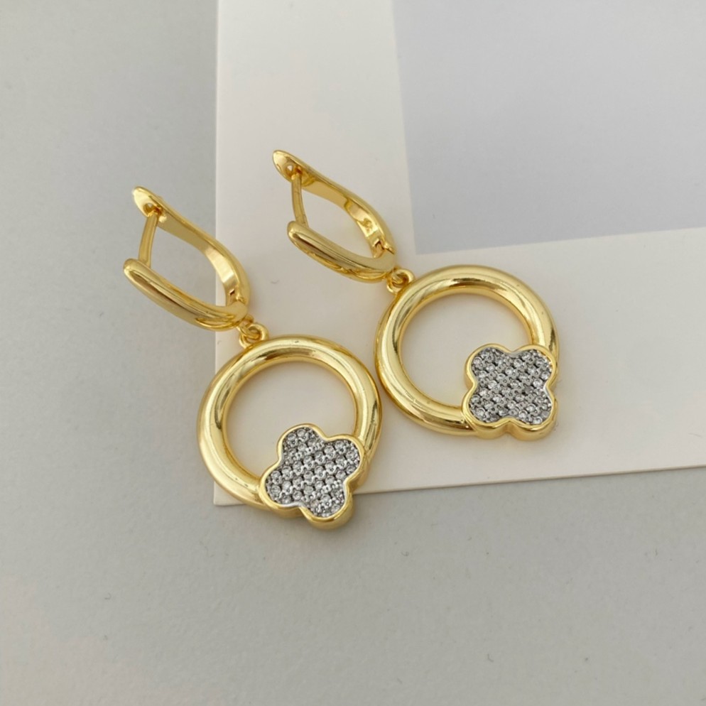 A simple, trendy and niche design multi-piece set with a minimalist and fashionable Japanese and Korean style four-leaf clover ring for women Application Scenario