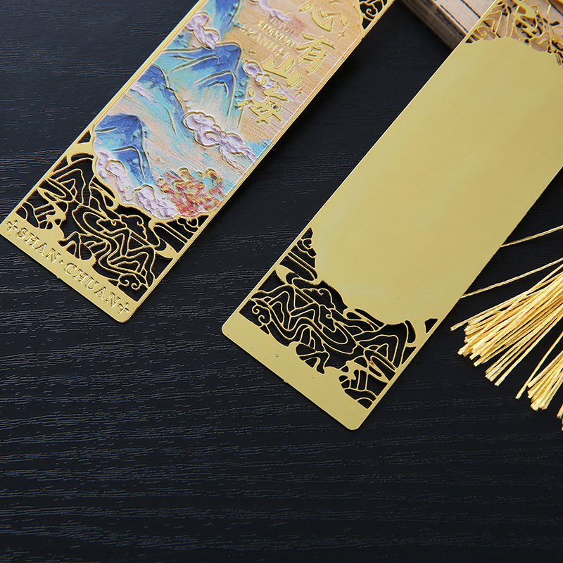 Chinese-style bookmarks with ancient charm and high appearance standards. Metal hollowed-out tassel bookmarks for giving to friends, classmates and teachers during graduation season Application Scenario