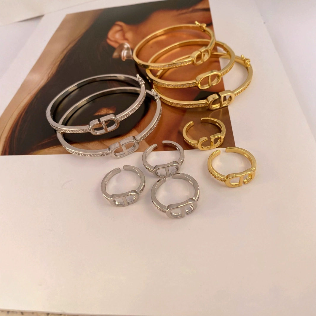 Korean-style fashionable pig nose bracelet with a light luxury and high-end feel, exquisite and trendy rose gold letter bracelet for women Application Scenario