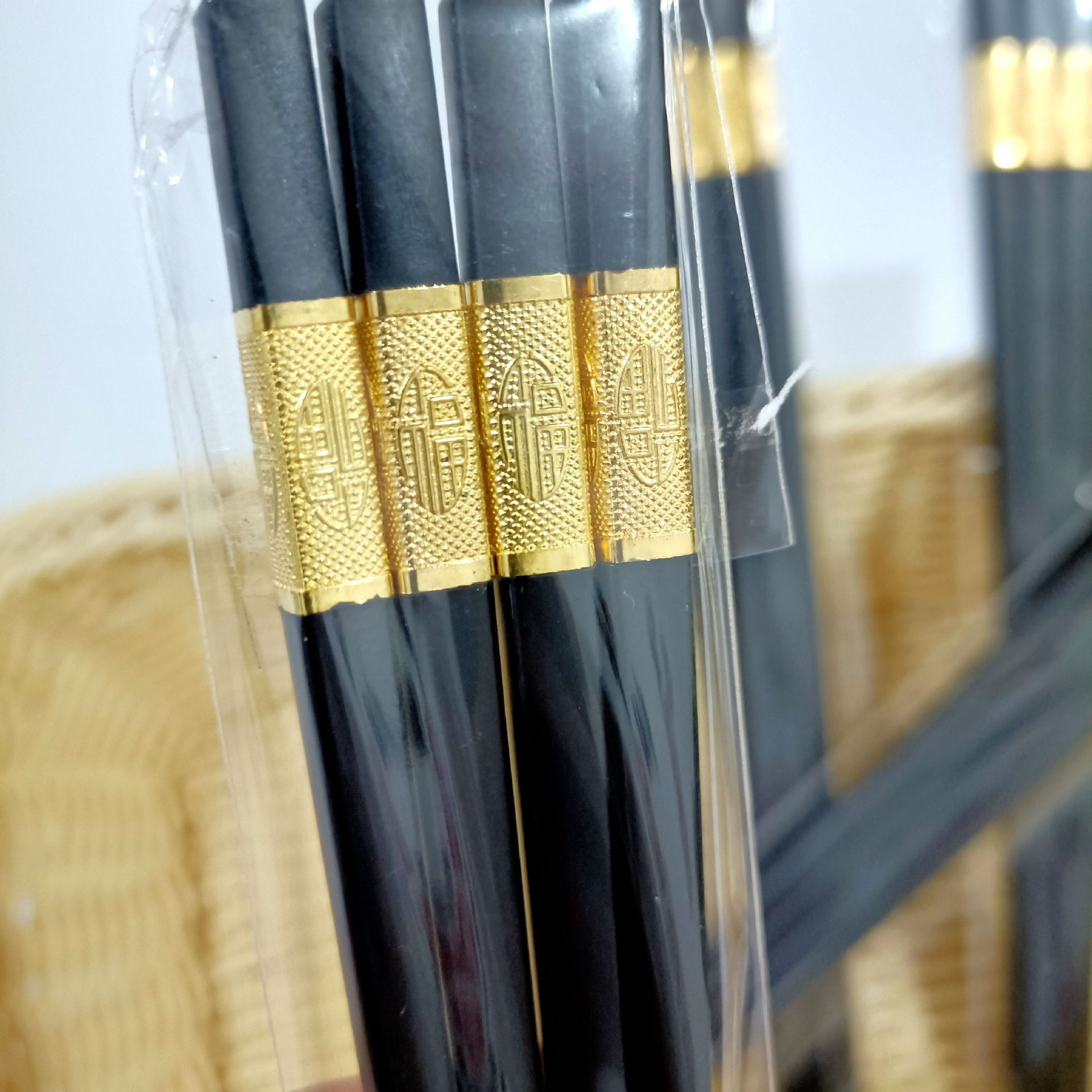 2 pairs of chopsticks, household, restaurant and hotel chopsticks. Black chopsticks: 2 yuan. Wholesale: 1 yuan Specification image