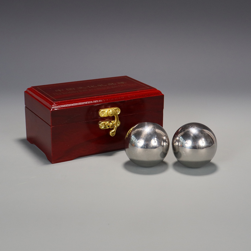 A 304 stainless steel ball hollow bell sound gift for middle-aged and elderly leisure sports, hand-spun massage fitness handball, packed in a wooden box details Picture