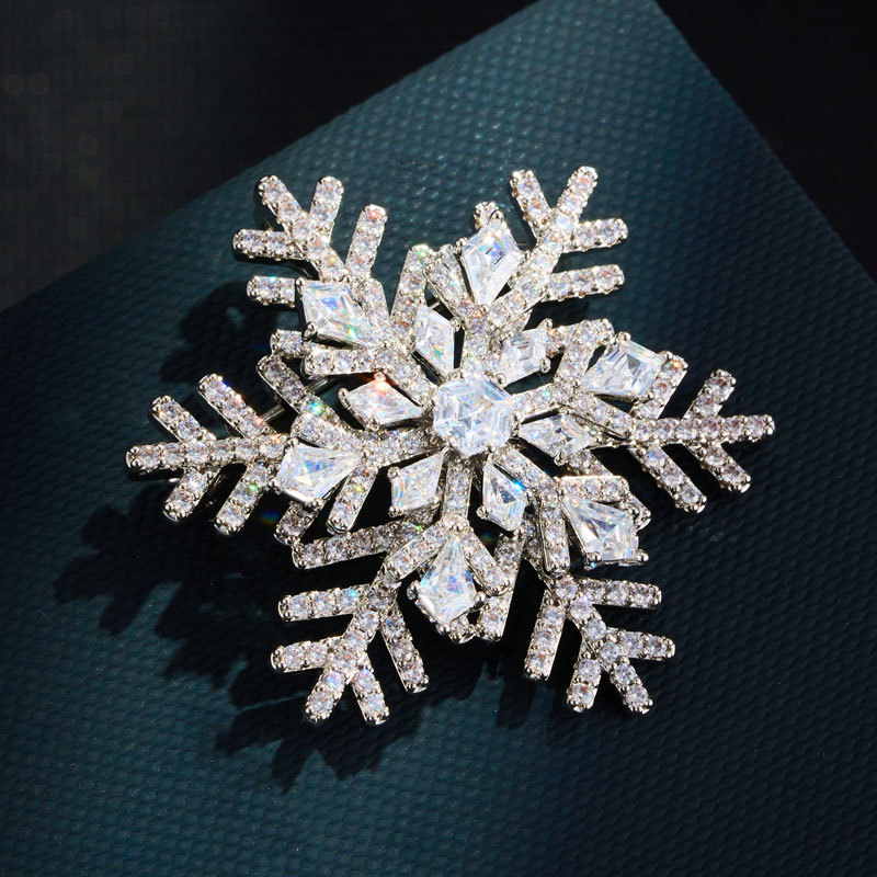 Original design rotatable snowflake brooch with a light luxury and high-end feel, ice crystal texture three-dimensional multi-layer exquisite brooch