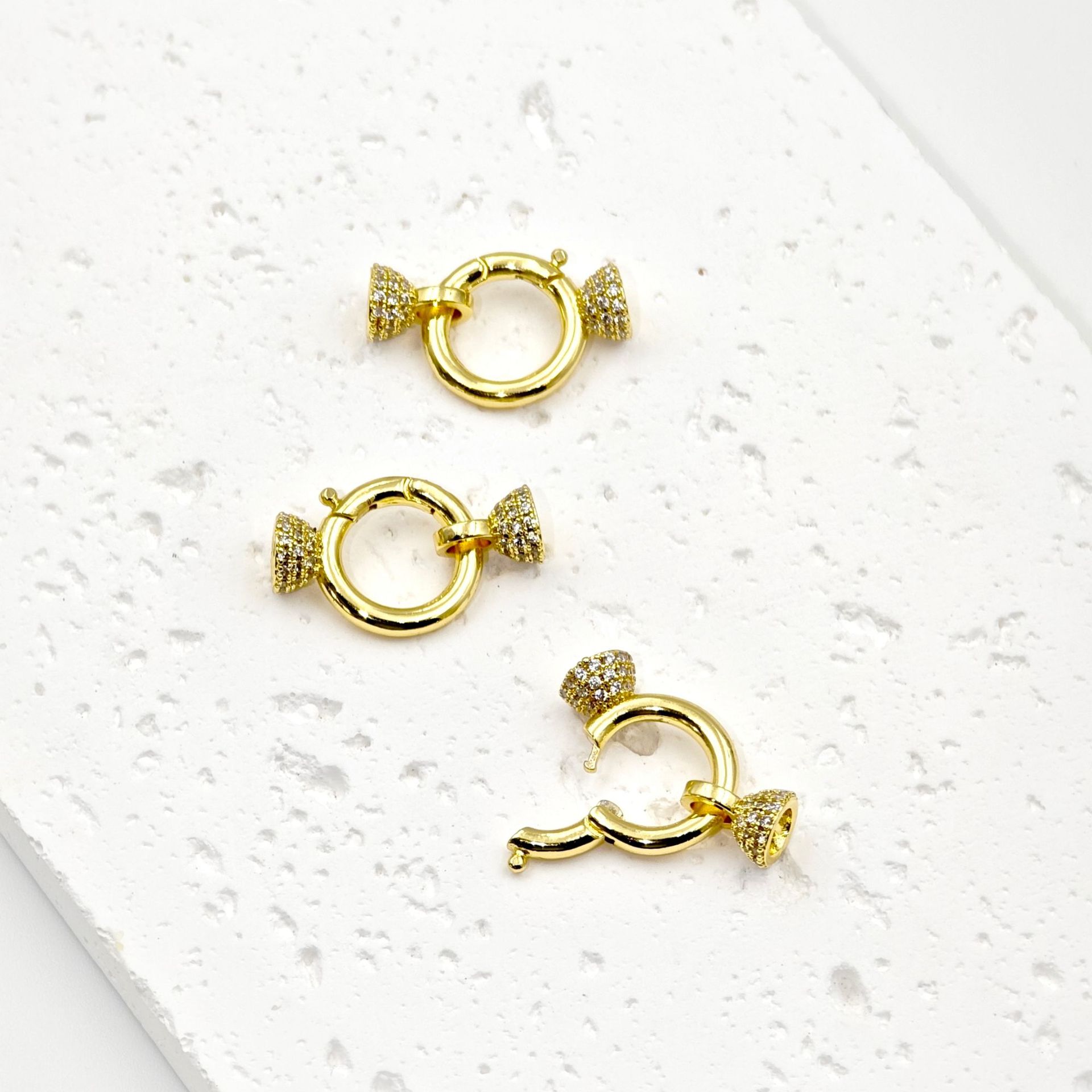 diy jewelry accessories: Bracelets, necklaces, round buttons, simple single-row pearl buckles, sweater chains, lock buttons, and accessories Application Scenario