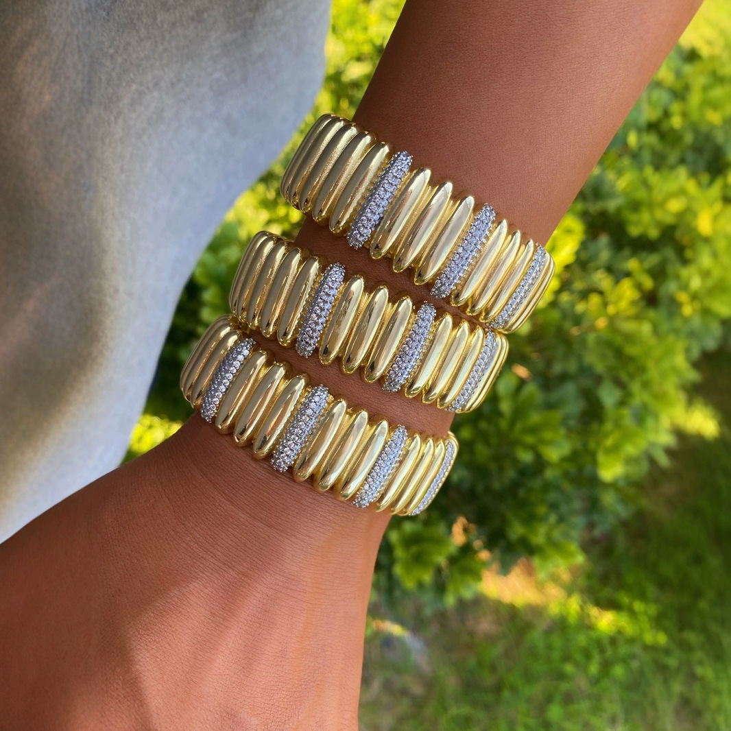 New cross-border joint ring bracelet from Europe and America, with a light luxury and individual design sense, wide surface and two-color electroplated set full figure