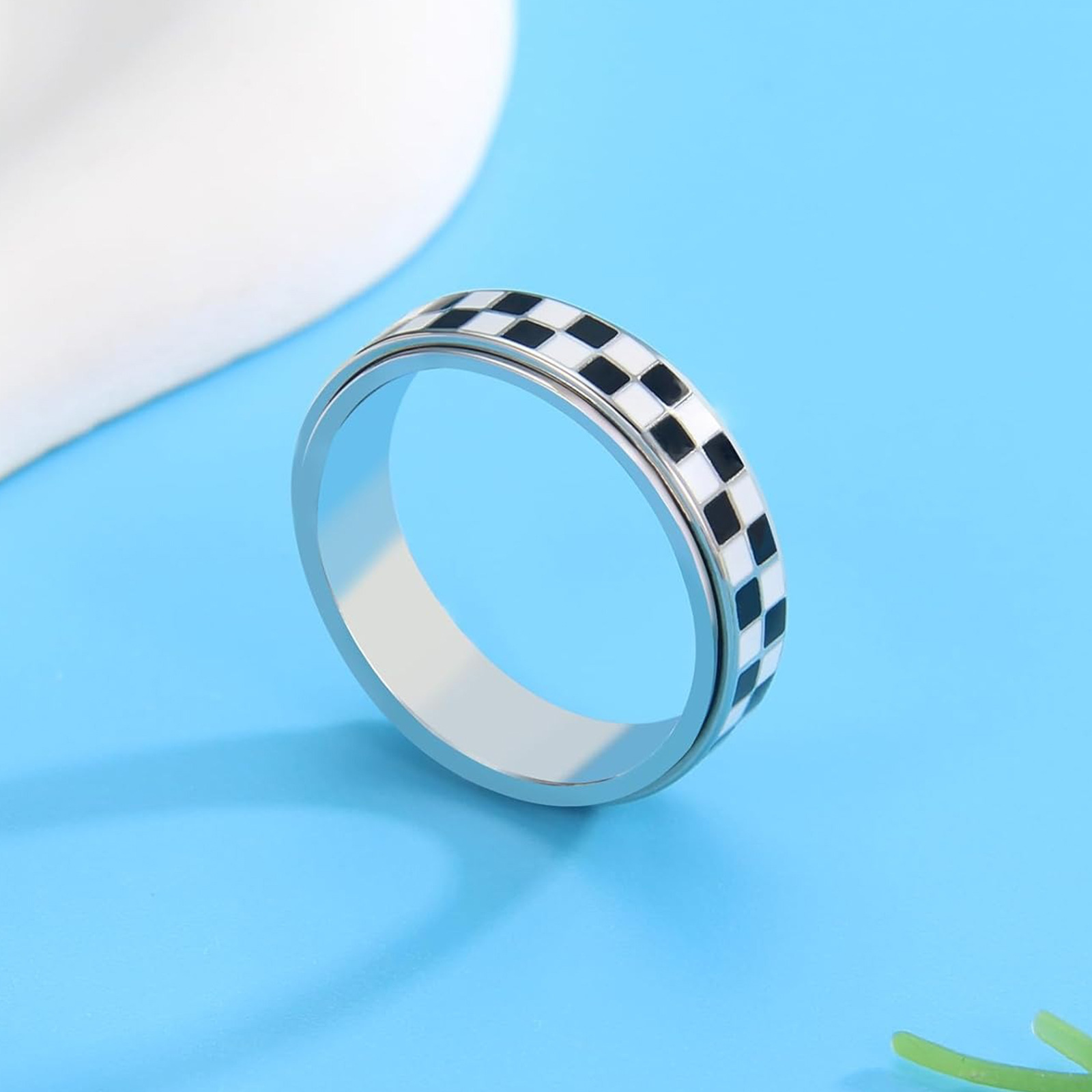 Amazon cross-border European and American classic 304 stainless steel black and white checkered ring, rotatable personalized checkerboard ring Application Scenario