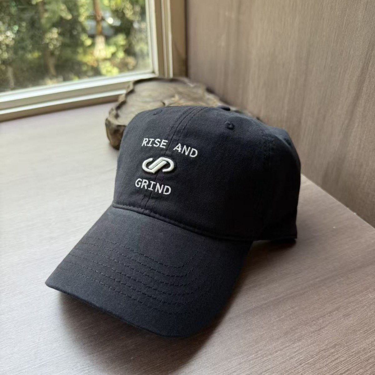 Korean version RISE AND GRIND embroidered baseball cap, versatile for men and women on the street, wide-brimmed sunshade and face-enhancing small baseball cap Application Scenario