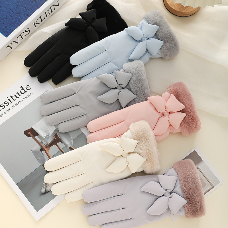 The girl with gloves for winter cold protection, thickened with fleece, keeps warm in winter. Skiing, cycling, outdoor sports, cycling touch screen, cute student Item Picture