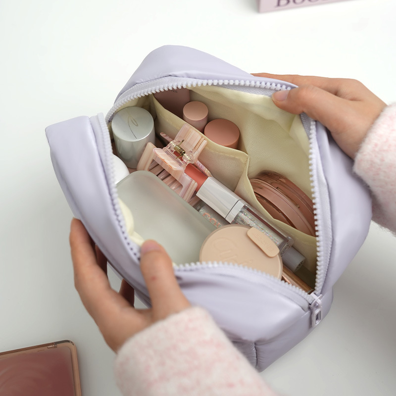 Starlight Portable storage bag, hand-held makeup bag, travel makeup storage bag, large capacity, high appearance level, fluffy, not easy to deform, multiple colors available, portable, large capacity, can store skin care and beauty products Application Scenario