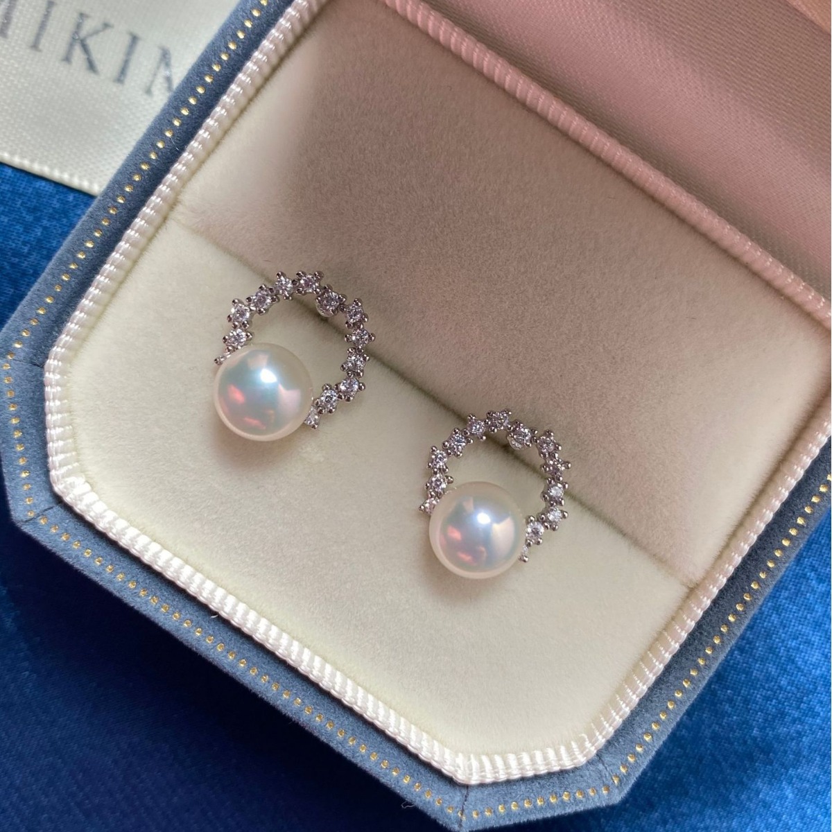 The TV drama's same style pearl earrings, 925 sterling silver inlaid with natural freshwater pearls, trendy new garland stud earrings for women Application Scenario