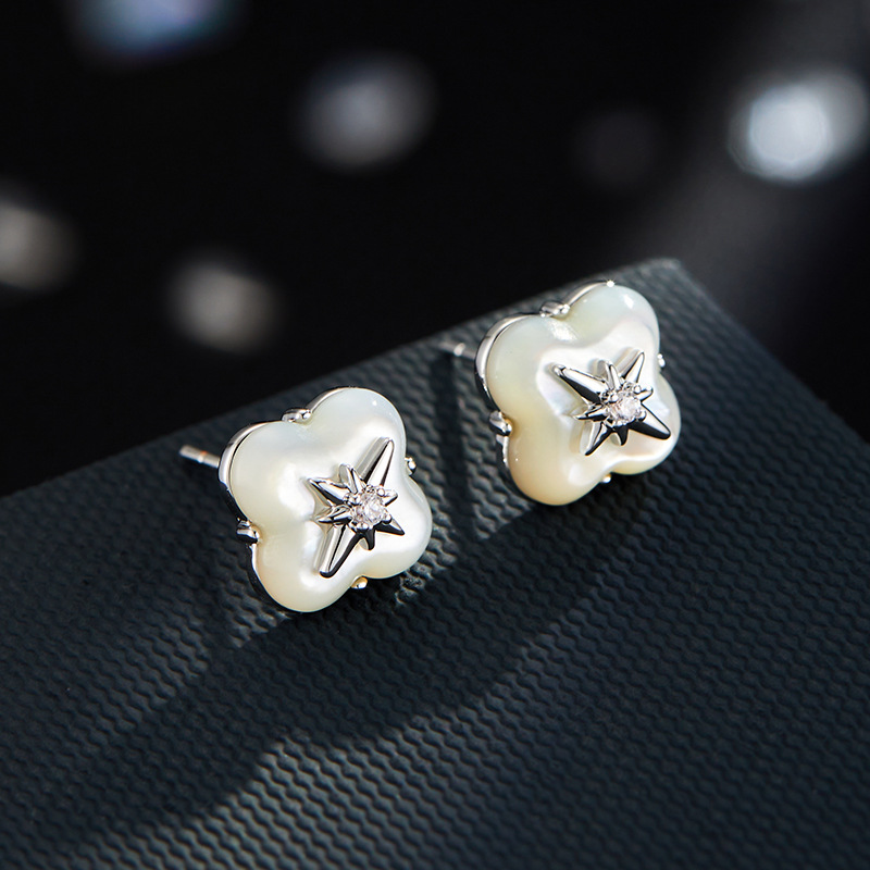 Light luxury and high-end feel, mother-of-pearl eight-pointed star four-leaf clover ear studs, copper alloy, real gold electroplated, s925 silver needle, versatile earrings Application Scenario