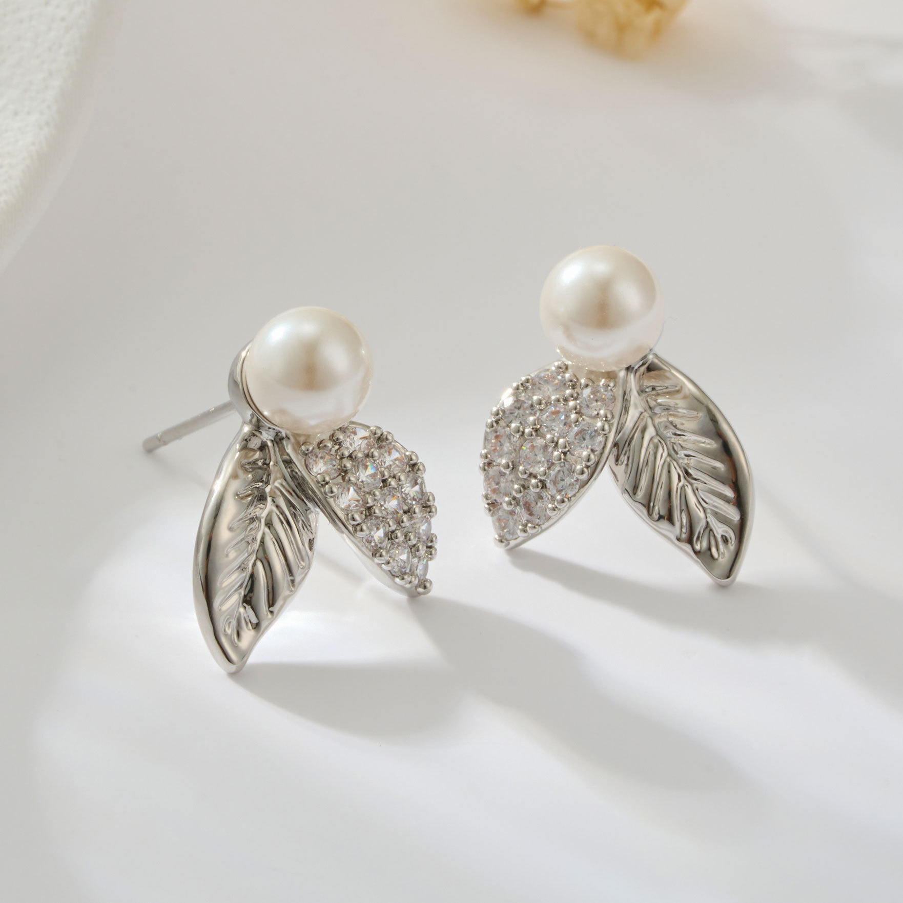 Simples y versátiles perlas de dos hojas pendientes de aleación de cobre micro incrustado con circonio S925 agujas de plata premium sensación exquisita commuter orejas