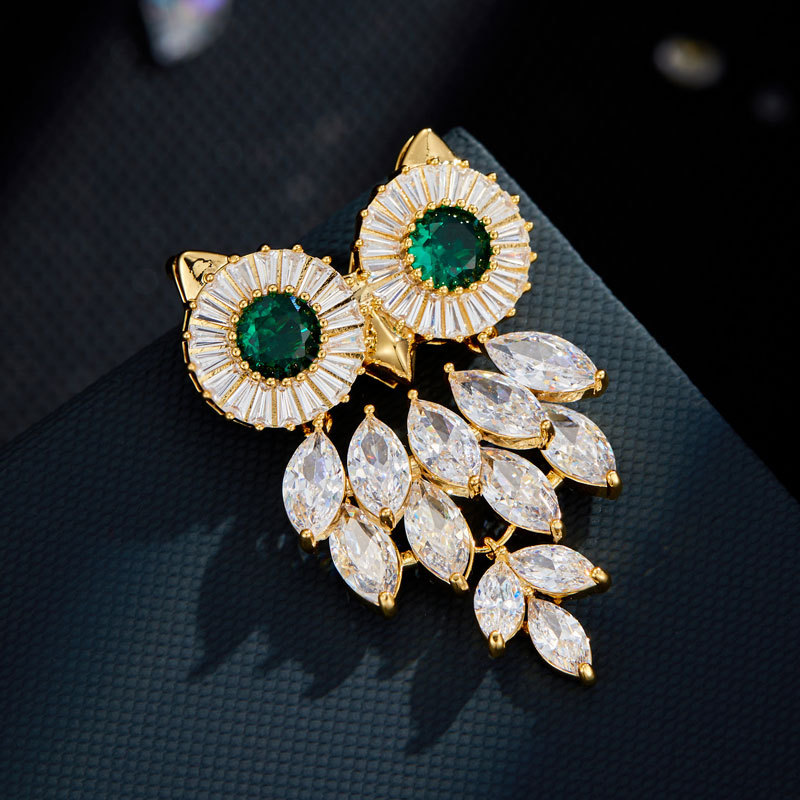 The light luxury, dynamic and high-end owl brooch is made of copper alloy, set with zircon and electroplated with real gold, making it a versatile commuter brooch