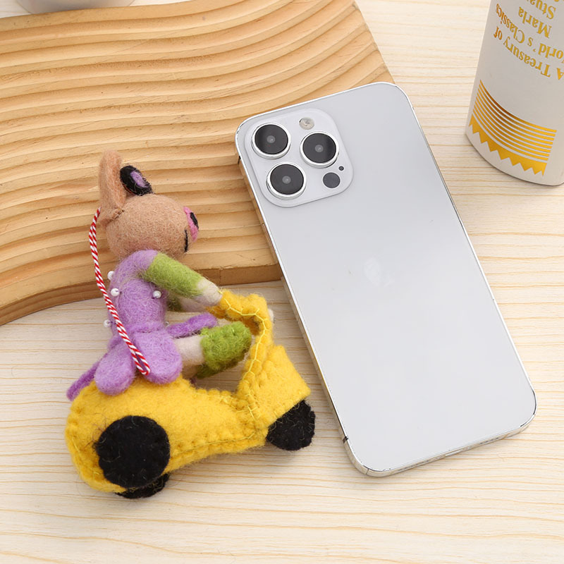 Handmade wool felt abstract hanging decorations of dogs and pigs, creative bags, and cute pendants, wholesale from the manufacturer Specification image
