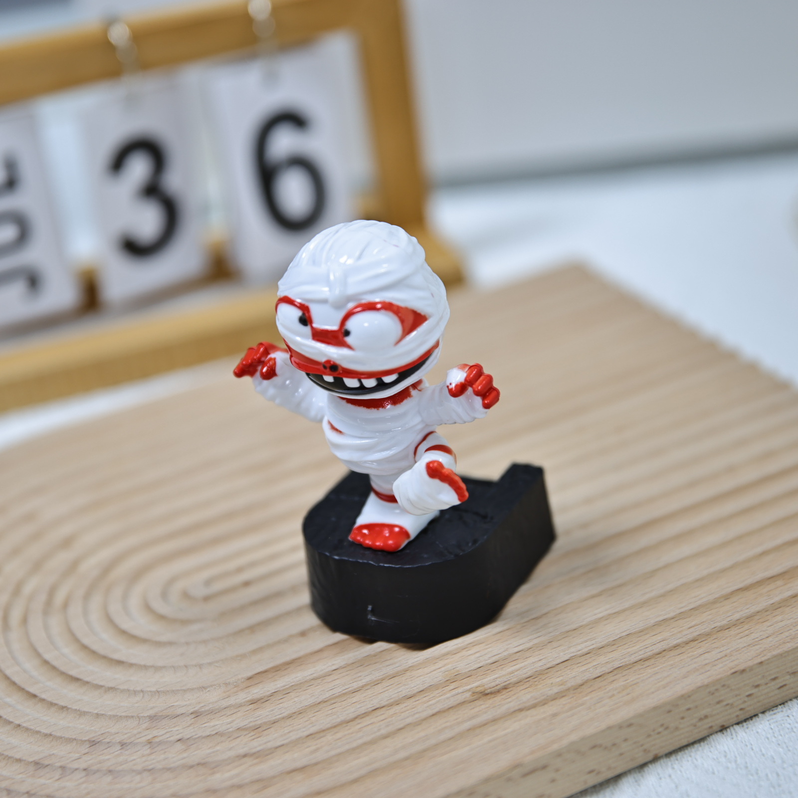 Cross-border new Halloween gift: Vehicle-mounted skeleton mummy figure-piece, solar-powered automatic swing, factory direct sales Application Scenario