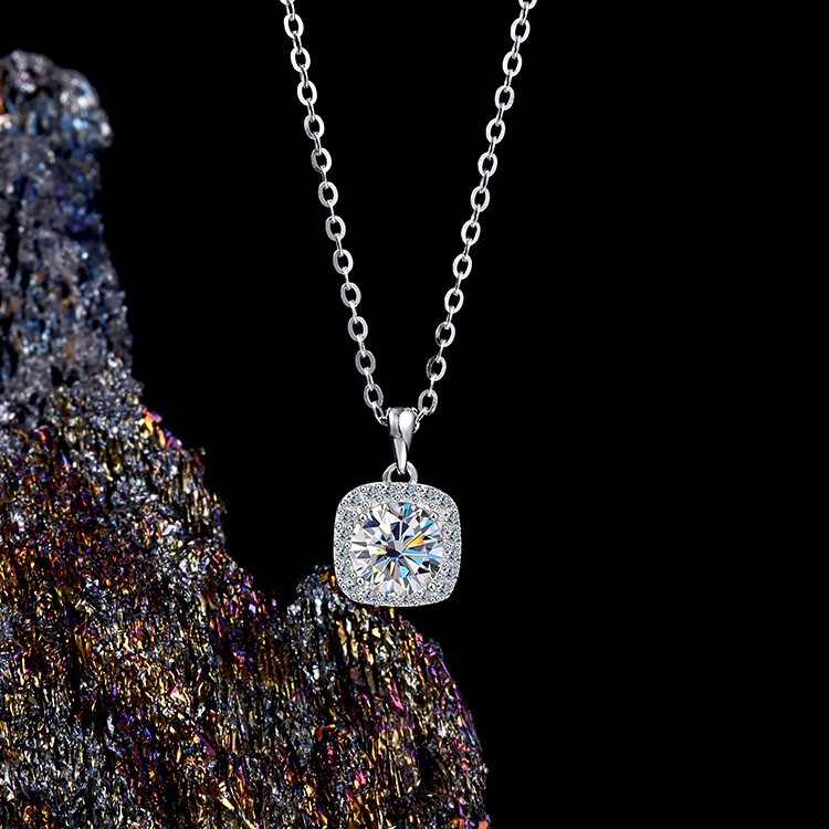The jewelry set features a high-end square necklace made of 925 sterling silver from Europe and America, which is simple and versatile. The Moissanite collarbone chain exudes a sense of sophistication