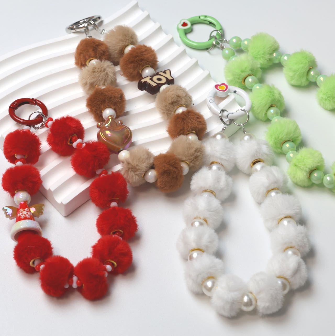 Winter through-hole plush balls, rabbit fur imitation beads, diy bracelet, mobile phone chain, keychain accessories, loose beads Application Scenario
