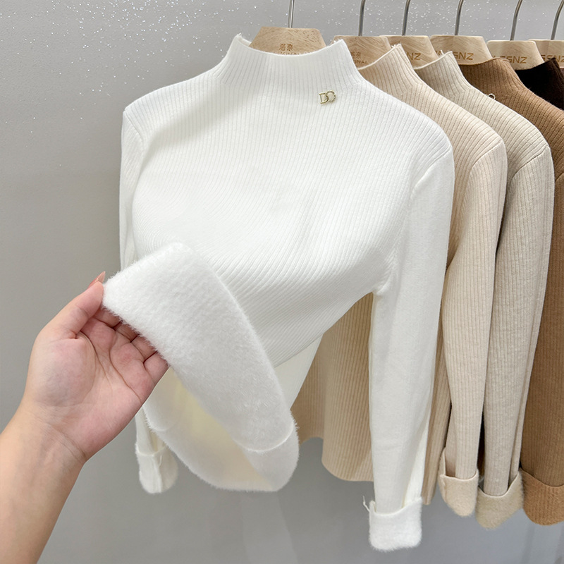 This semi-high-neck soft and warm one-piece fleece jacket is a versatile and slimming choice for women in autumn and winter. It can be paired with a knitted base layer top Item Picture