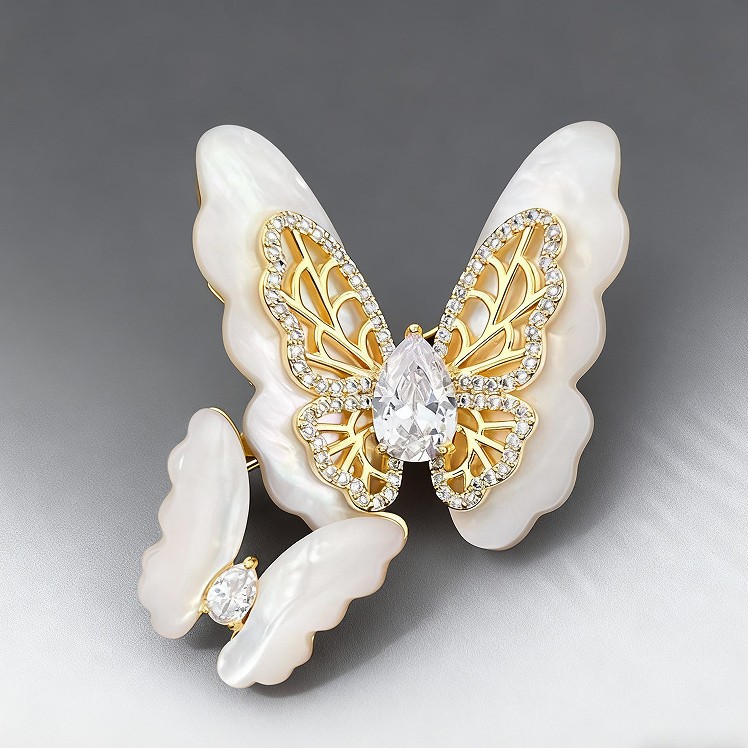 The new micro-inlaid zircon natural shell double butterfly brooch exudes a light luxury and high-end feel. The insect brooch is exquisite and versatile Application Scenario