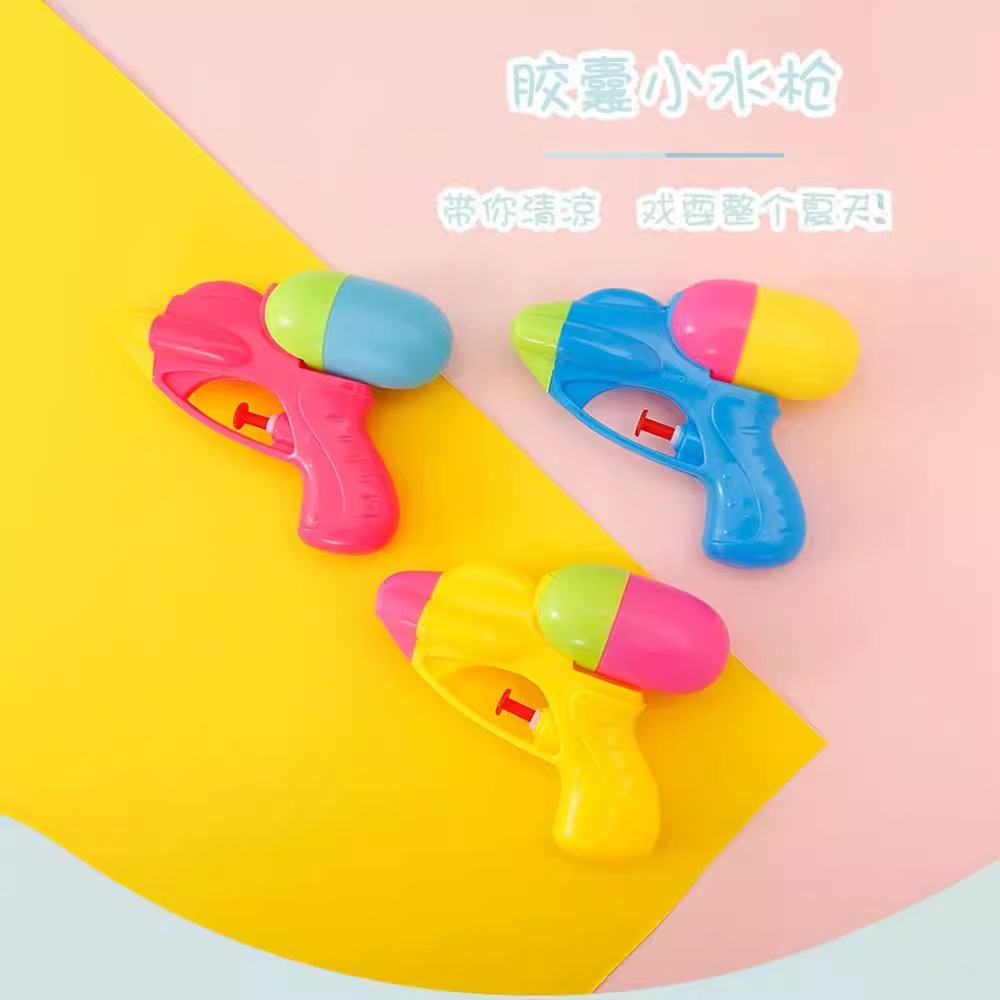 Children's mini water gun, beach toy, bath, water play, water spray, children's capsule water gun Application Scenario
