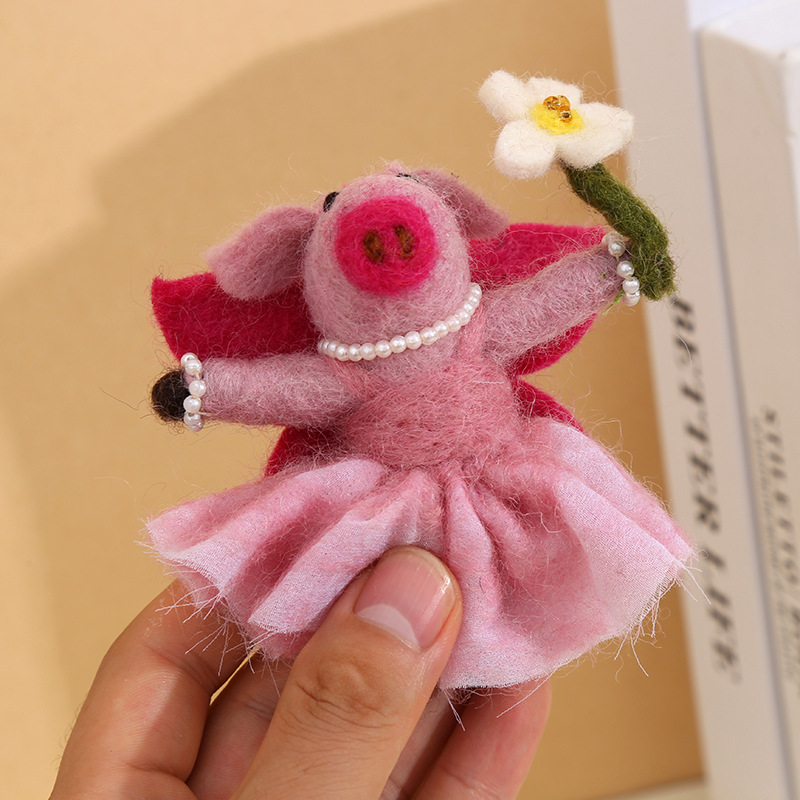 Little pig handmade wool felt pendant, cute flying pig plush doll, car keychain doll, gift pendant Application Scenario