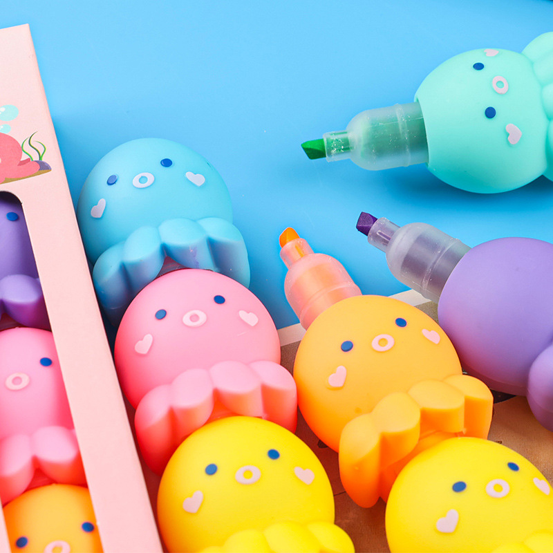 Cute and combinable five-color creative octopus highlighter pen planner pen, stress-relieving pinch soft rubber building blocks doodle highlighter pen Application Scenario
