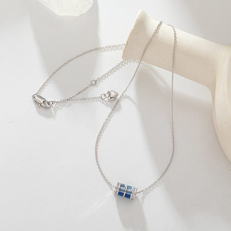 The new sweet and slender waist necklace from Bai Ling is a light luxury, niche and girlish accessory with a touch of elegance. It features a collarbone chain and a high-end look