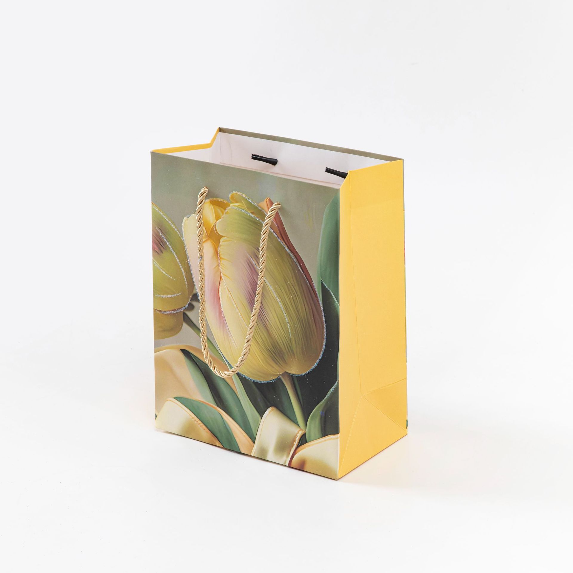 New Christmas gift bags for foreign trade, cross-border exclusive tulip flower series clothing and cosmetics packaging, hand-held bags, paper bags and gift bags Application Scenario