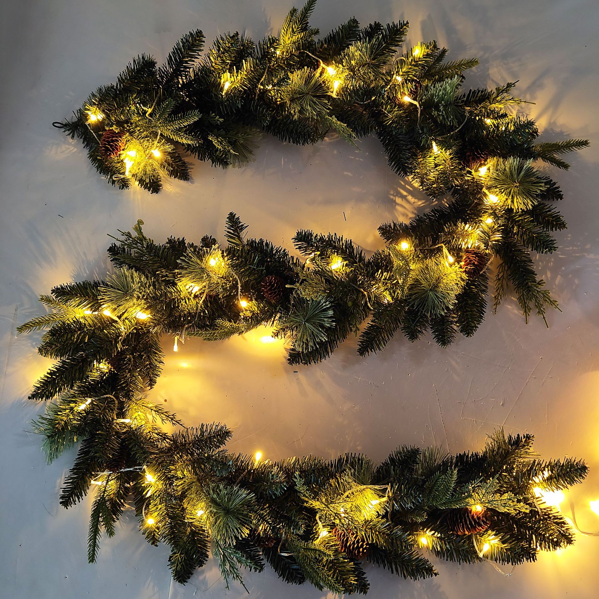 亚马逊仿真圣诞节开花松针松果藤条 PE花环藤蔓室内壁挂楼梯装饰细节图
