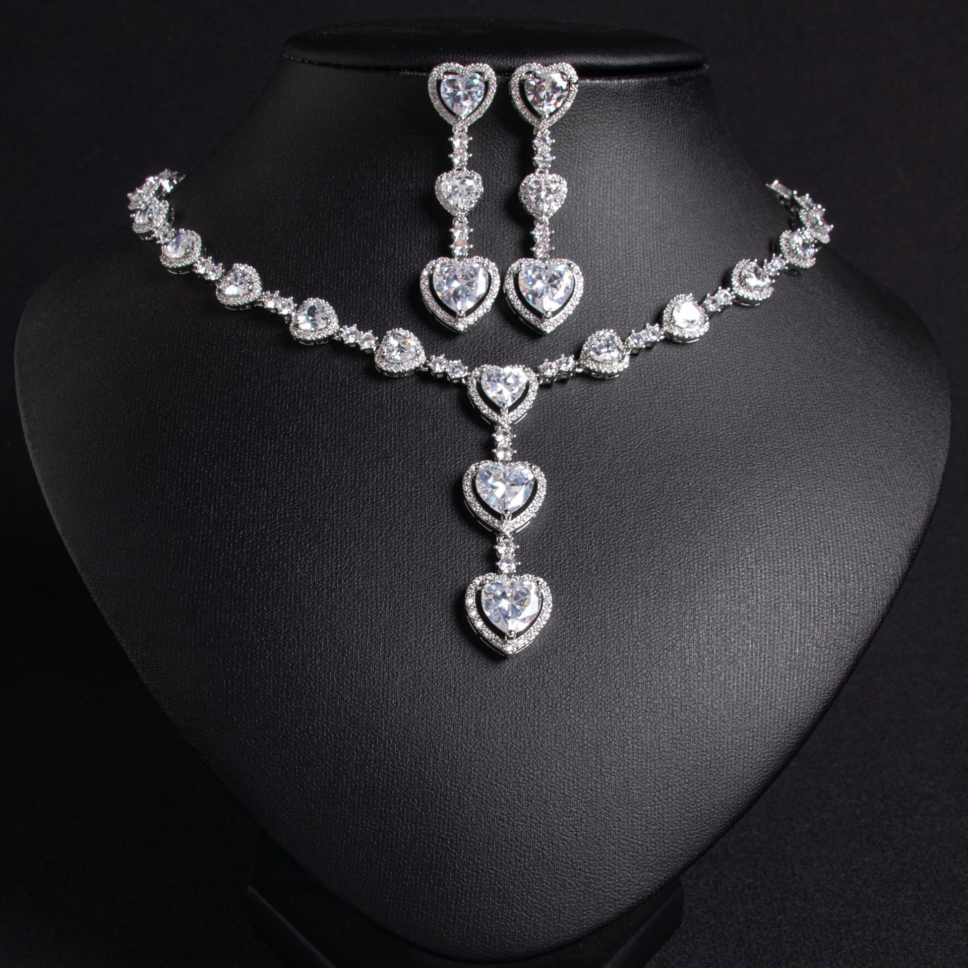 European and American bride's banquet dress, tassel heart-shaped teardrop zircon, simple, sweet and versatile heart necklace, earrings set Application Scenario