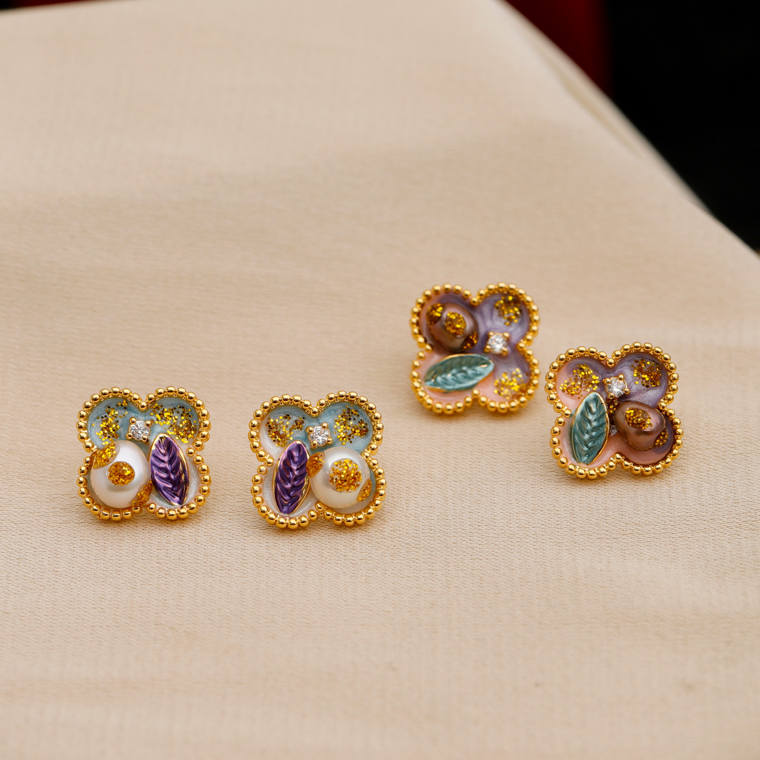 Pintura al óleo serie maré nacional esmalte de cuatro hojas orejeras perlas de agua dulce para mujeres nicho diseño original sentido pendientes Specification image