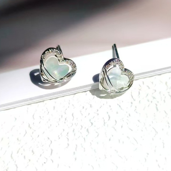 The high-end heart-shaped stud earrings are versatile, exuding a light luxury and simple style. The new whitening and cold style earrings are exquisite and simple Application Scenario