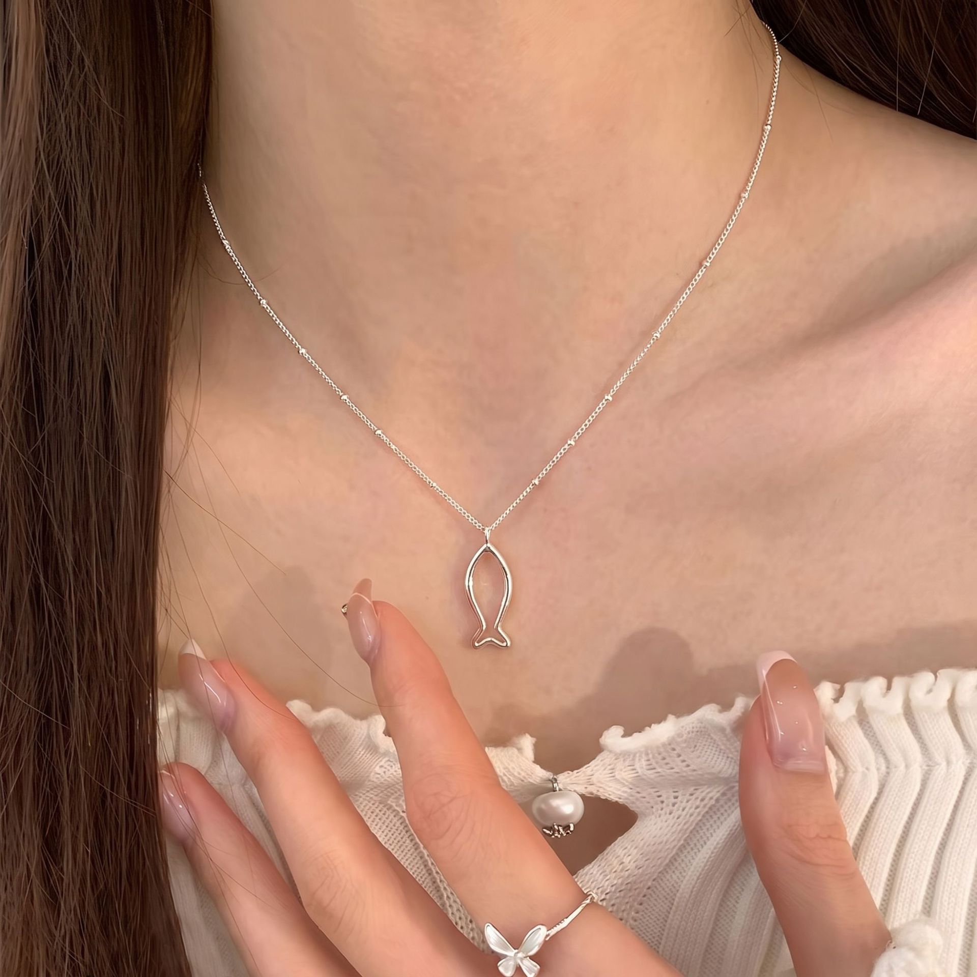 Minimalist hollowed-out small fish pendant S925 silver necklace, exquisite fine chain for women, gentle collarbone chain for daily commuting Application Scenario