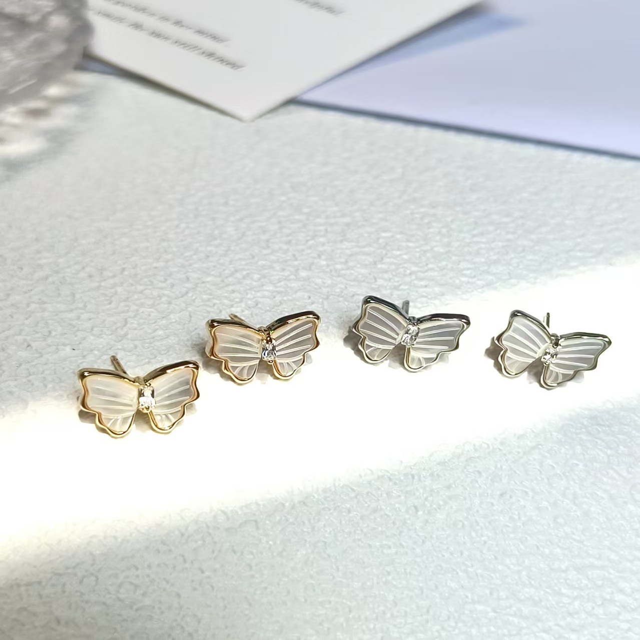 The dreamy butterfly stud earrings are small, simple, elegant, fresh and exquisite. They are high-end and simple blue Application Scenario