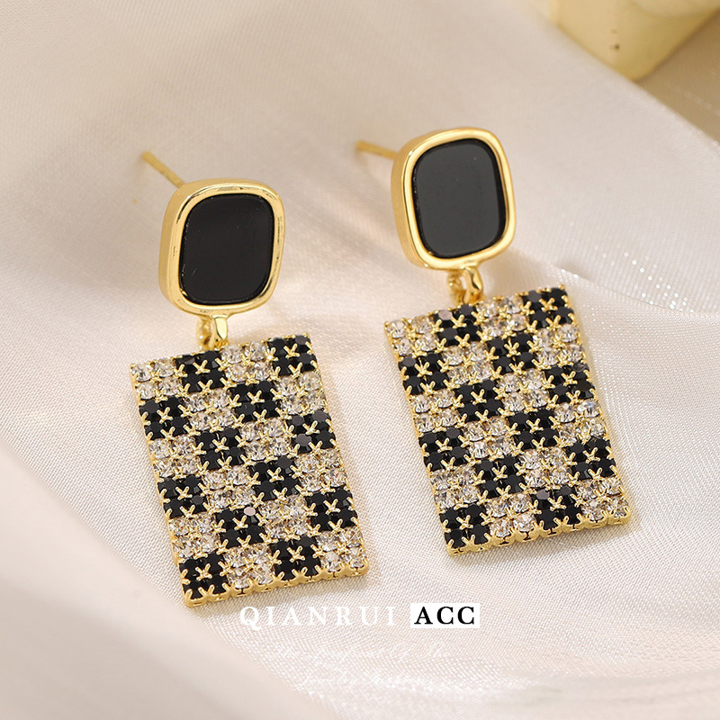 Korean black and white checkered earrings with a niche design, versatile and cool style, French light luxury, high-quality earrings wholesale