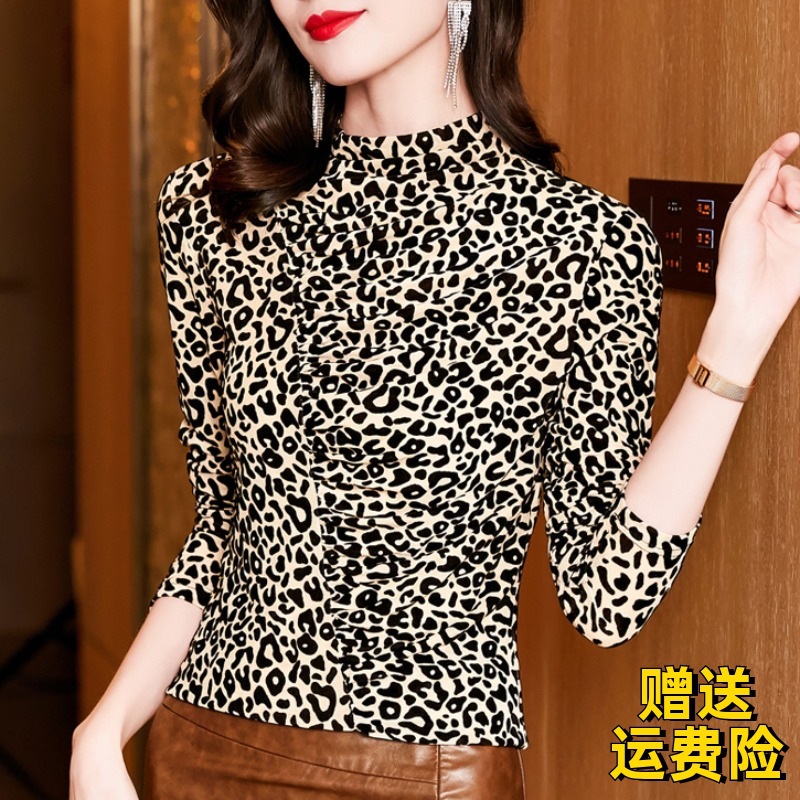 In the Spring and Autumn of 2025, this new fashion design features a long-sleeved base layer top with leopard print, paired with a T-shirt for a chic and feminine look details Picture