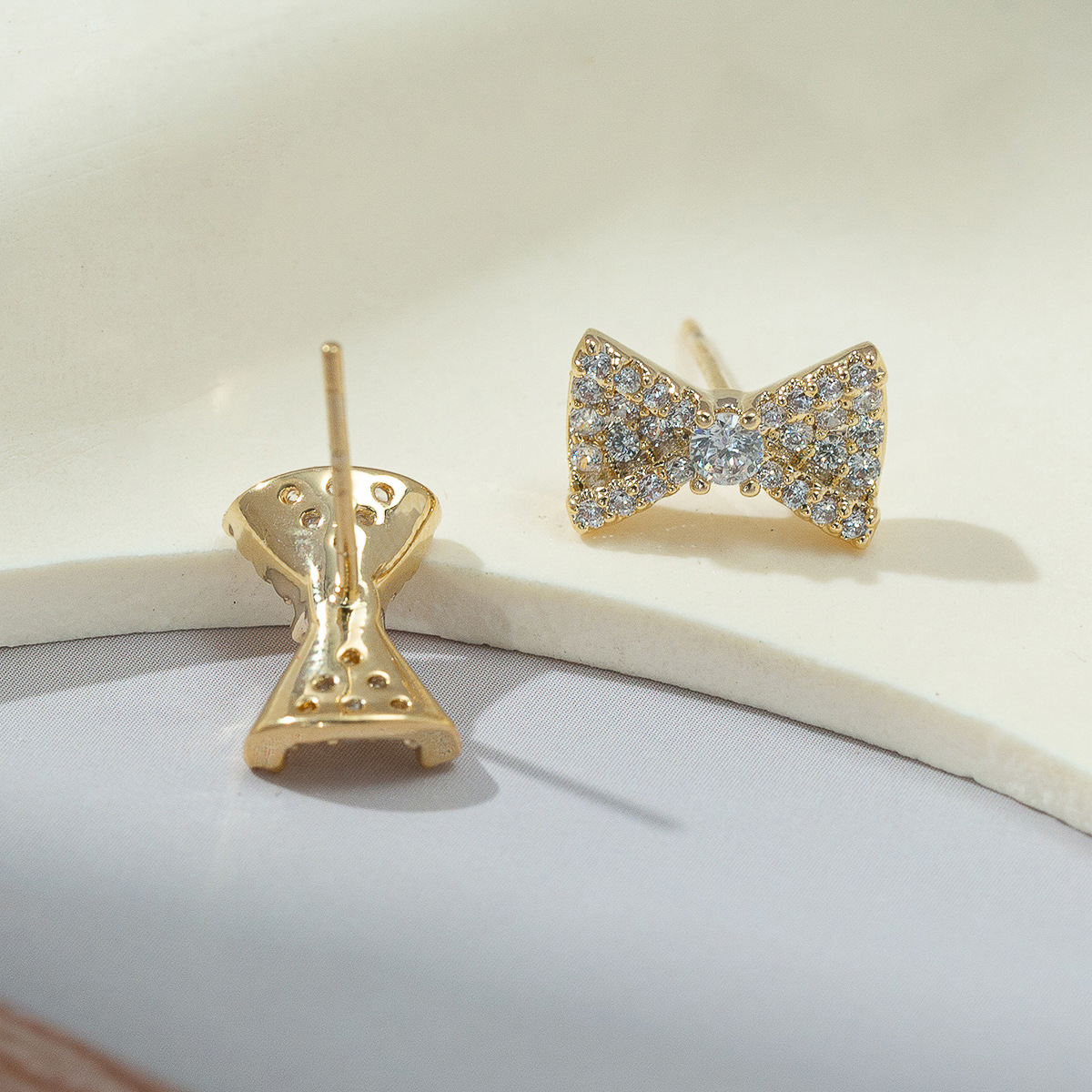 Xuhui accessories are exquisite and fashionable, with copper zirconium plated with real gold and silver needles. They are versatile, fresh and sweet, and come with bow stud earrings Specification drawing
