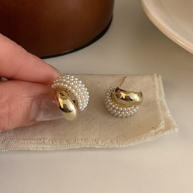 Light luxury mini pearl metal arc earrings, elegant and high-end design sense, niche daily stud earrings, versatile and sweet Specification image