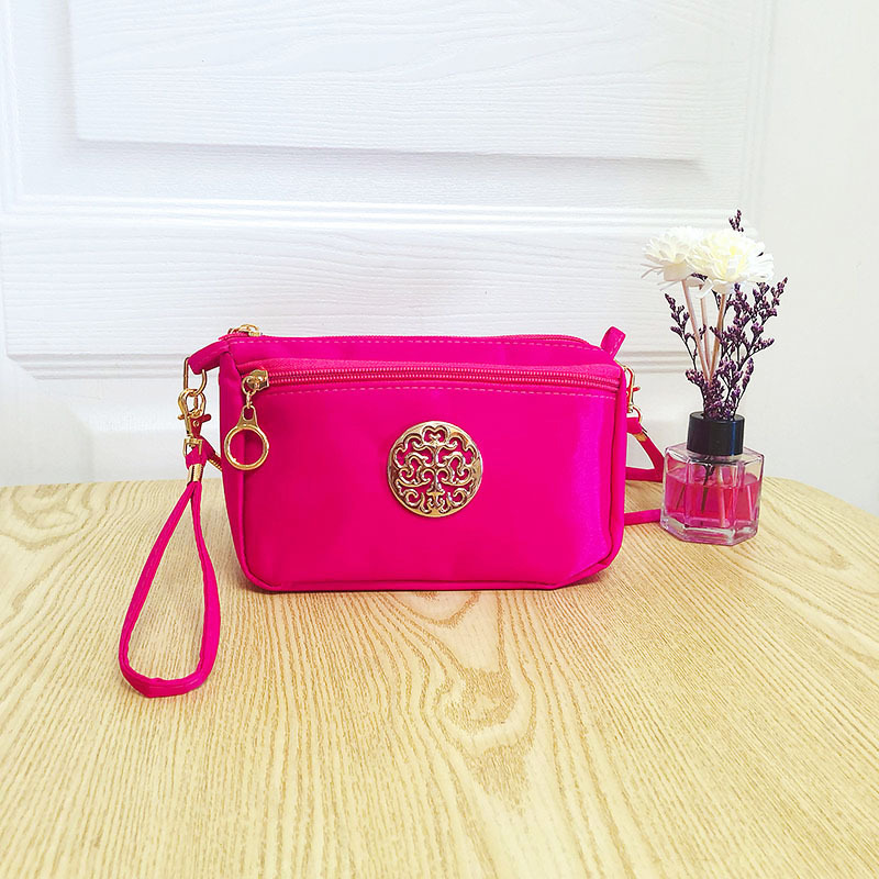 The new style is a hand-held bag that can be carried or carried, a single-shoulder crossbody bag, a small storage cosmetic bag, and a fashionable small phone bag details Picture