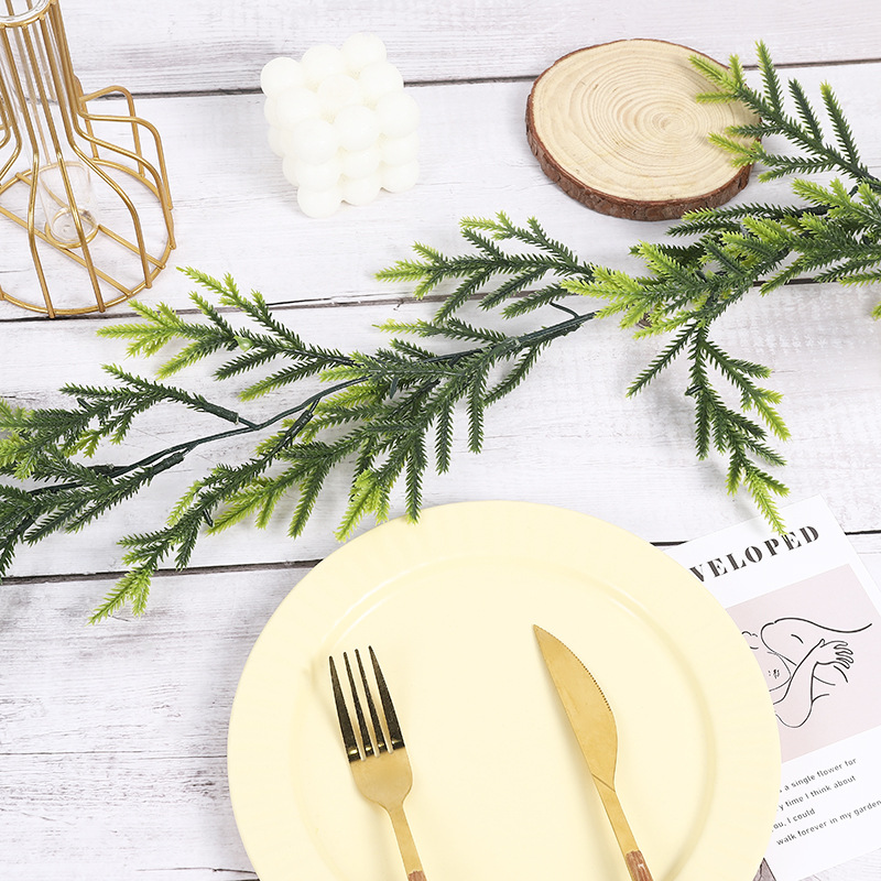 现代仿真绿植藤条装饰品 花园椅子环绕藤条装饰 自编花环藤蔓细节图