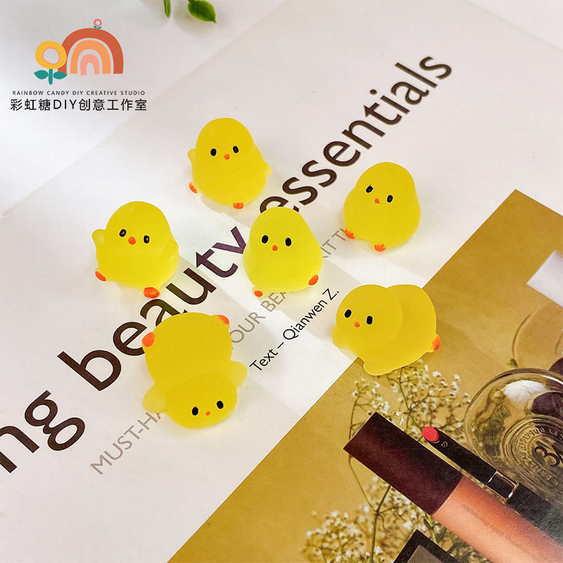 Cartoon mini luminous yellow chickens, cute little animals, luminous resin ornaments, model toys, micro-miniature landscapes Application Scenario