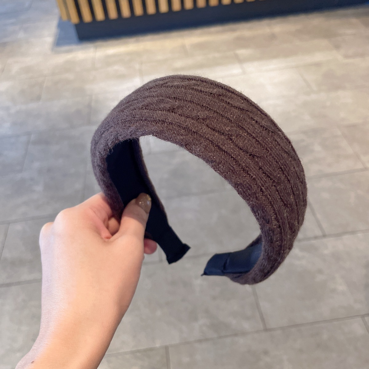 Korean-style autumn and winter woolen knitted wide-edge hair band for women, high top pressure hair band for the head, versatile for daily use, and outdoor hair clips Item Picture